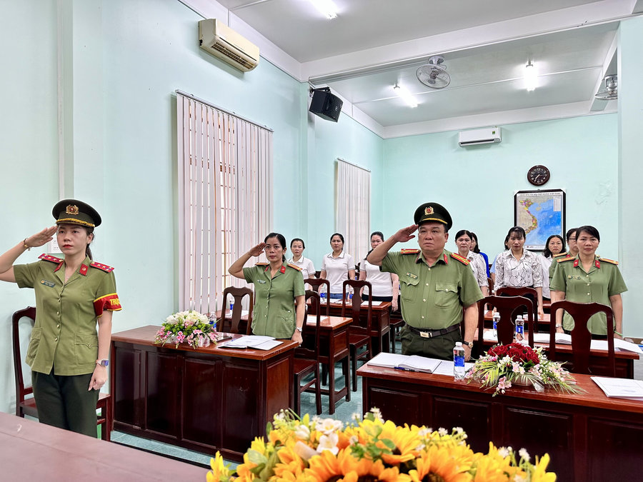Hội phụ nữ cơ sở Phòng hậu cần Chào cờ hát Quốc ca lời 1 tại Hội nghị  sơ kết giữa nhiệm kỳ thực hiện nghị quyết Đại hội, Nhiệm kỳ 2021-2026
